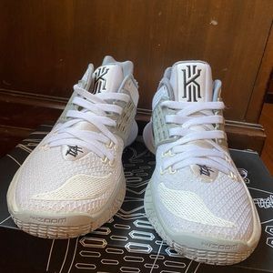 Nike Kyrie Low 2’s Basketball Shoes